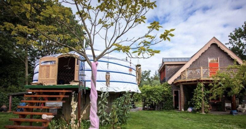 Een yurt in de achtertuin van een huis, waar workshops worden gegeven.