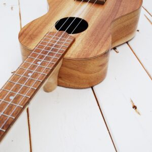 palo santo ukelele (massief hout) op wit houten ondergrond