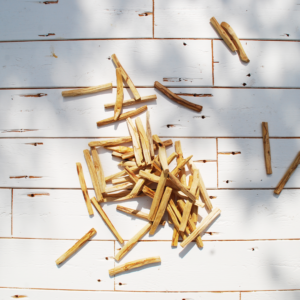 stapel palo Santo in de zon op witgeschilderd houten paneel