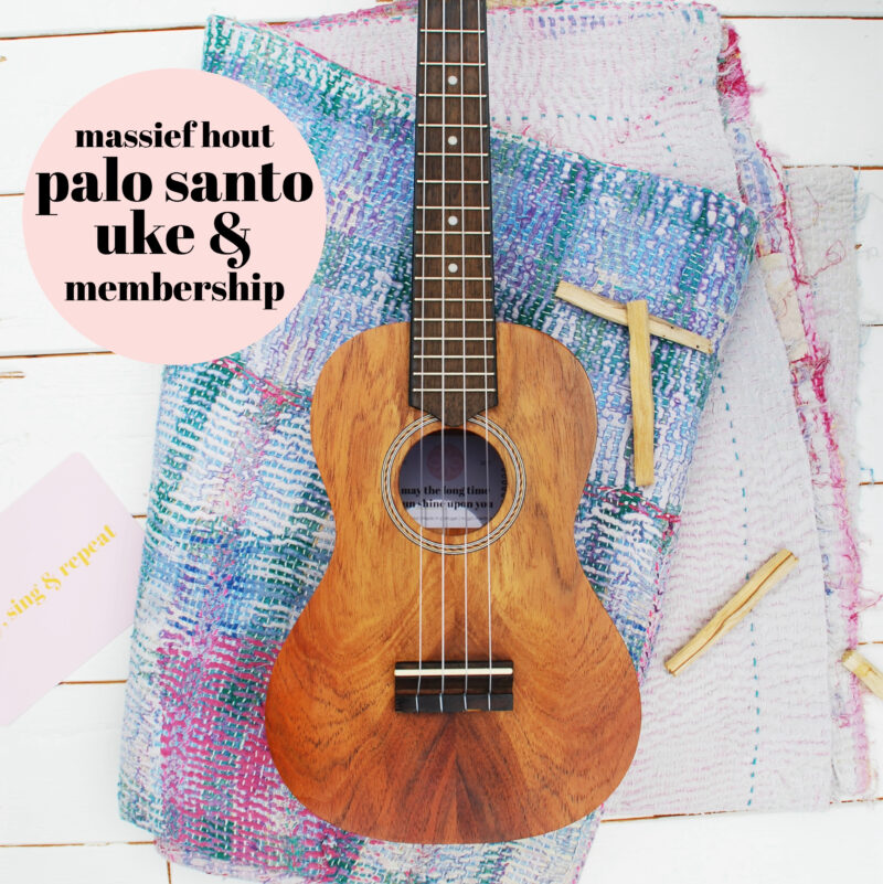 palo Santo ukelele massief hout op kleed met roze groen en blauw en stokje palo santo eromheen