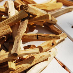 stapel palo Santo hout op wit geschilderd houten bord