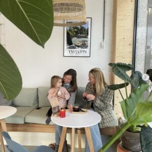 Twee vrouwen en een kind zitten aan een tafel tijdens de Magic Mantra Kickstart Workshop in Twin Fin Coffee Heiloo op zo 18 februari 2024.